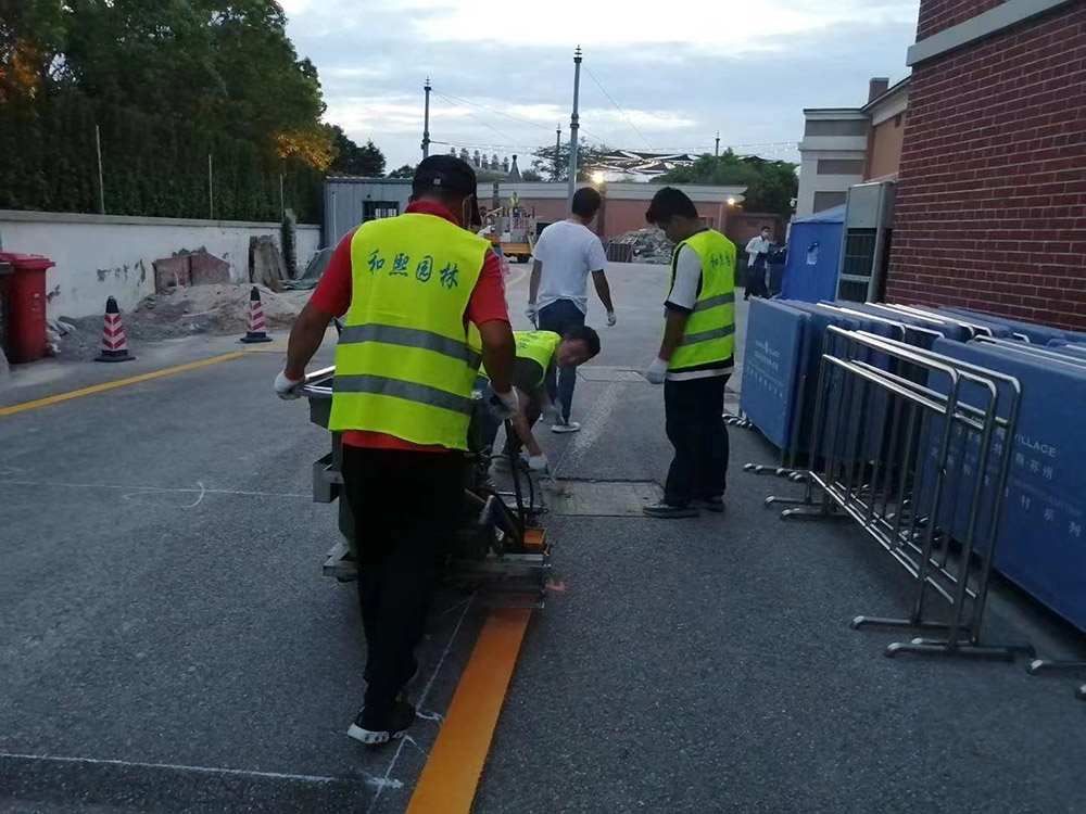 奕欧来购物村道路划线